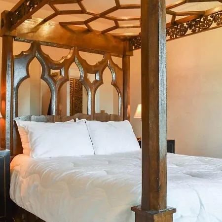2 Priory Manor * Windermere