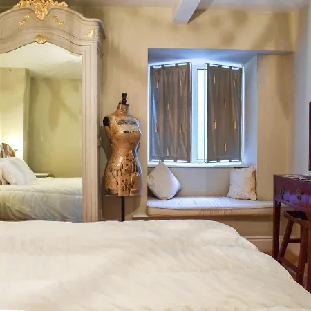 2 Priory Manor *